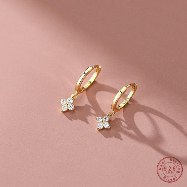 Par de Argolas Florais e Cristais – Folheadas a Ouro 18k - Fino Brilho